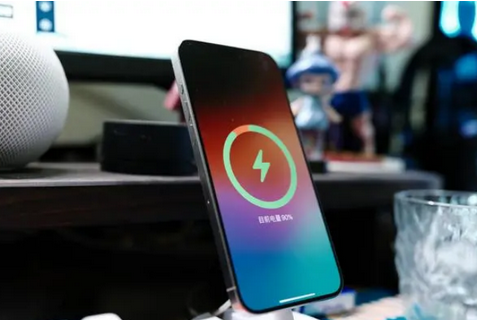 良庆苹果15换屏服务分享用什么充电器给iPhone15充电更好 